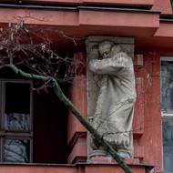 Vstup zdobí sochy Franty Uprky.