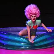 Na fotografii z inscenace Sluha dvou pánů, která má tento pátek premiéru v ústeckém Činoherním studiu, je Barbora Váchová jako Klárinka.