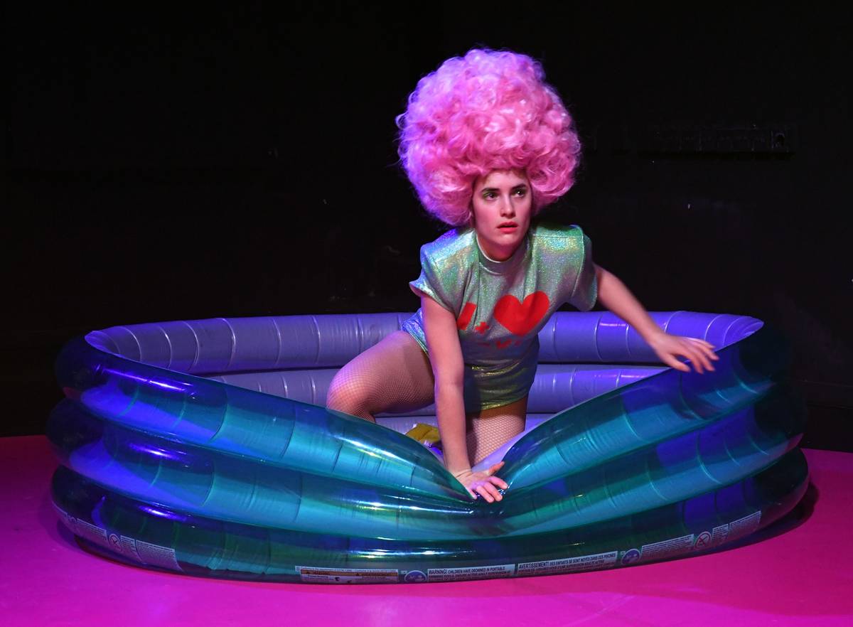 Na fotografii z inscenace Sluha dvou pánů, která má tento pátek premiéru v ústeckém Činoherním studiu, je Barbora Váchová jako Klárinka.