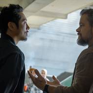 Steven Yeun jako Mike Ro a Matt Damon coby Dane Dumars.