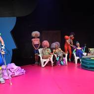 Zleva Marie Machová jako Truffaldino, Luciana Tomášová coby Smeraldina, Barbora Váchová v roli Klárinky, Erich Michal Sikora jako Silvínek, Mark Kristián Hochman coby Florindo, Simona Hába Zmrzlá v roli Beatrice, Jan Plouhar jako Panttalone a Matúš Bukovčan coby doktor Palmiro Palmare.