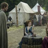 Vlevo je Peter Claffey jako Dunk.