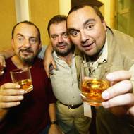 Účinkování v něm dával Maděrič do souvislosti s cestami po Evropě, které absolvoval s Divadlem Ta Fantastika. „V autokaru byly pokojíčky a taky kuchyňka. Tam jsme vyvářeli - Oldřich Navrátil a já,“ vyprávěl. Na fotografii je s Otakarem Brouskem a Ivanem Vodochodským.