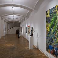 Alšova jihočeská galerie zároveň otevřela i druhou výstavu v Zámecké jízdárně v Hluboké nad Vltavou. Jmenuje se Permanentní manifestace, také potrvá do 10. května a představuje klíčová díla ze sbírek Muzea umění Olomouc.