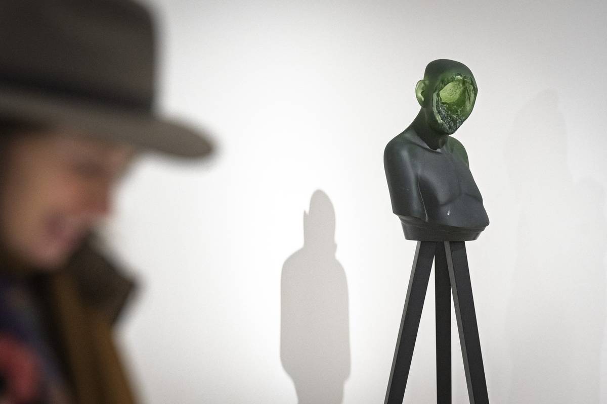 Na fotografii z výstavy Gentle Sin, kterou lze do 10. května vidět v Zámecké jízdárně v Hluboké nad Vltavou, je dílo Richarda Štipla nazvané Simulacrum.