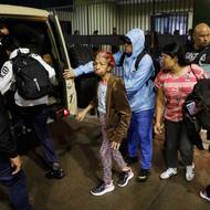 Nedaleko prezidentského paláce Miraflores probíhala evakuace, líčí fotoreportér agentury AP z Caracasu.