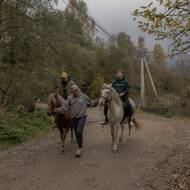 „Pracovat s traumatem, když traumatické podmínky stále přetrvávají, je něco jiného.“ Psychologové se snažili předat zdravotníkům konkrétní nástroje k regulaci jejich emocí. Také se snažili vytvořit pro ně prostor, kde by se alespoň jednou mohli cítit bezpečně.