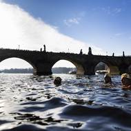 Předseda České otužilecké unie Vladimír Komárek ČTK sdělil, že voda měla teplotu dva stupně Celsia, vzduch se pohyboval kolem minus pěti stupňů.