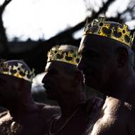 Při výstupu se plavci museli brodit kousky ledu.