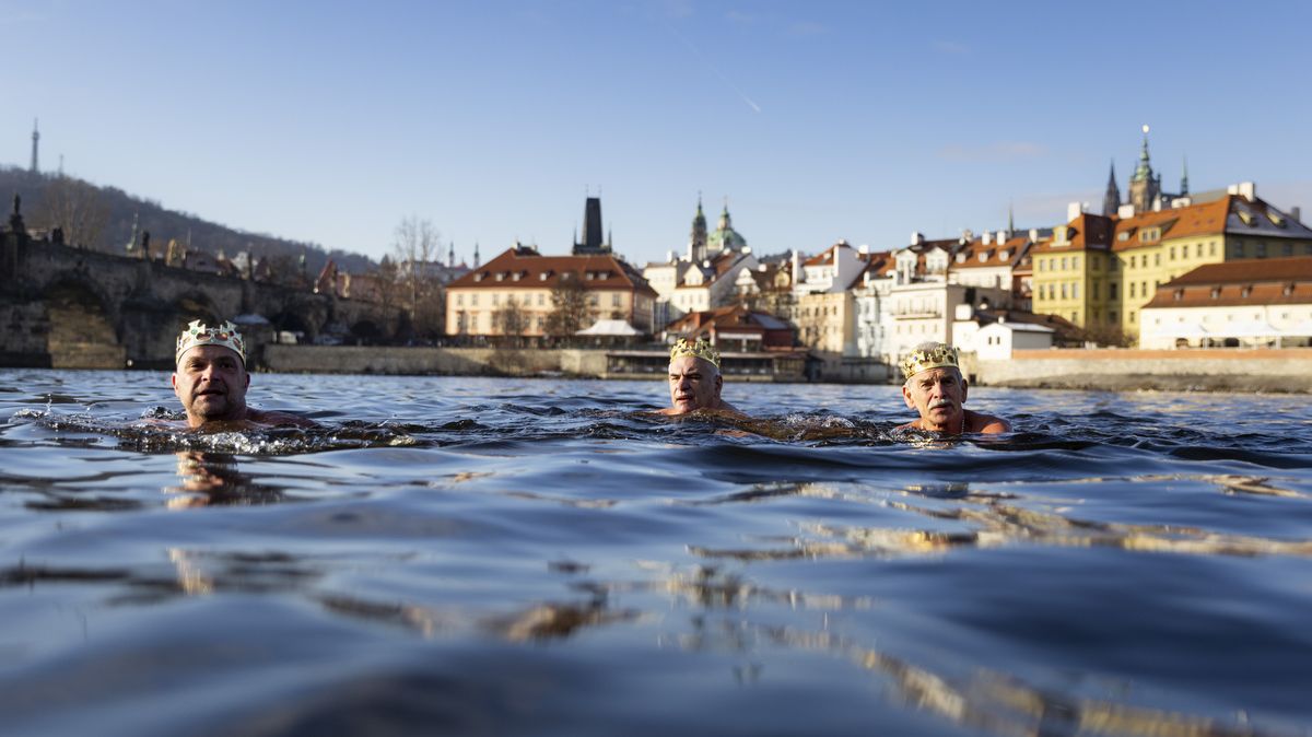 Tři králové na velbloudech přešli Karlův most, plavci ve Vltavě rozbíjeli led