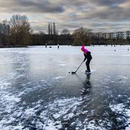 Hokej na rybníku si zahráli bruslaři v pražských Stodůlkách.
