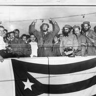 V roce 1961 odrazil invazi v zátoce Sviní podporovanou americkou tajnou službou CIA a přežil údajně bezpočet pokusů o atentát. Jeho spojenectví s tehdejším Sovětským svazem přispělo v roce 1962 k odstartování takzvané kubánské krize, kdy kvůli rozmístění sovětských raket středního doletu na Kubě stál svět po několik dnů nejblíže jaderné válce v celé historii.
(Vítězný Castro a povstalecká armáda, 1959.)