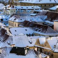 Malostranské střechy pod sněhem.