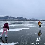 Lidi láká bruslení v krajině pálavských vrchů. 