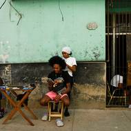 Americký prezident Donald Trump jen den poté, co nechal zatknout venezuelského diktátora, řekl, že kubánský režim se brzy může zhroutit.

(Kubánec Diego Tumbarell (19) si nechává česat vlasy od svého kamaráda, 11. ledna v Havaně.)