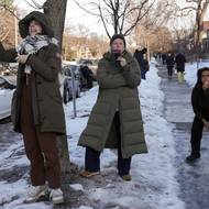 S rostoucí intenzitou těchto akcí se zintenzivňují i snahy aktivistů a dobrovolníků, kteří  dokumentují agresivní taktiky federálních agentů. Ministerstvo vnitřní bezpečnosti tvrdí, že od konce listopadu jeho jednotky v Minnesotě zatkly přes 2400 migrantů, někteří se měli podílet na sexuálních zločinech, obchodu s drogami nebo loupežích. Konkrétní data o záznamech zadržených ale úřad nezveřejnil.

(Minneapolis, 13. ledna.)