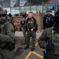 V Minneapolis se jako předtím v jiných částech USA zformovaly také sousedské hlídky, které varují migranty před tím, že se v oblasti nacházejí federální agenti.

(Na snímku velitel pohraniční stráže Greg Bovino v doprovodu federálních agentů u čerpací stanice v Minneapolis, 13. ledna.)