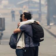 Lidé po návratu ke svým domům po lesním požáru v Concepciónu.