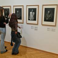 Druhá přehlídka nazvaná Syrová přitažlivost je fotografická. Na snímku si návštěvnice prohlížejí snímky Romana Poláška.