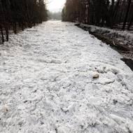 Situaci pravidelně kontroluje městská policie i dobrovolní hasiči. Pokud by přišla obleva, město je podle velitele dobrovolných hasičů připravené ledy rozbíjet různými technologiemi.
