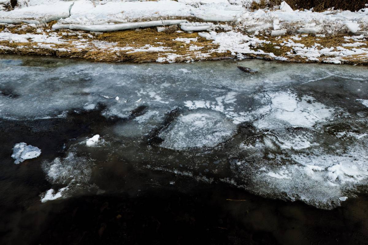 Ledová hladina Otavy tvoří zajímavé obrazce.