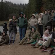 Program RePower, který se konal v dřevěných chatách, připomínal dětský prázdninový tábor s kurzy keramiky, túrami a dokonce i lekcemi přípravy sushi. (Na výletě u jezera Siněvir, 27. října.)