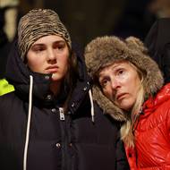 Jedna ze svědkyň dále popsala tlačenici, která vznikla, když se lidé v panice snažili uniknout ze suterénního klubu po úzkém schodišti a skrze úzké dveře.