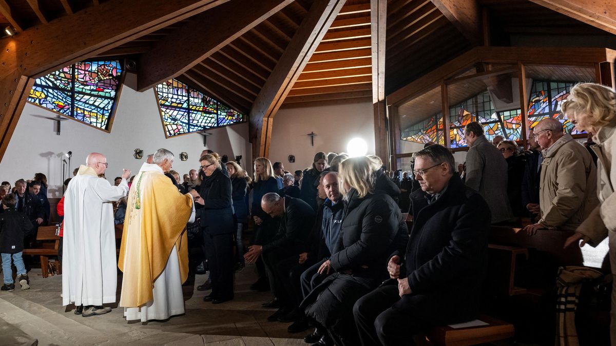 Ve švýcarském středisku Crans-Montana stovky lidí uctily památku obětí požáru