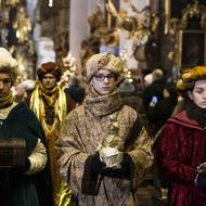 Postavy oděné jako tři králové projely městem na velbloudech přes Karlův most na Staré Město.