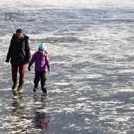 Na Hostivařské přehradě pracovníci Lesů Praha naměřili tloušťku ledu 10 cm, na vodní nádrži Džbán a rybníku na Letné 11 cm. Led na Hamerském rybníku má 12 cm a na Kyjském rybníku 13 cm.