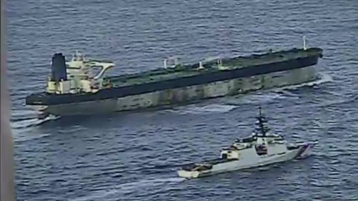 Nezvyklé manévry. Zadržení tankeru s ruskou vlajkou rozvířilo spekulace