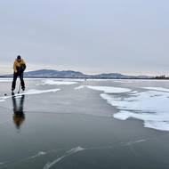 Hasiči varují, že ideální tloušťka ledu pro skupinové bruslení by měla být alespoň 18 centimetrů.