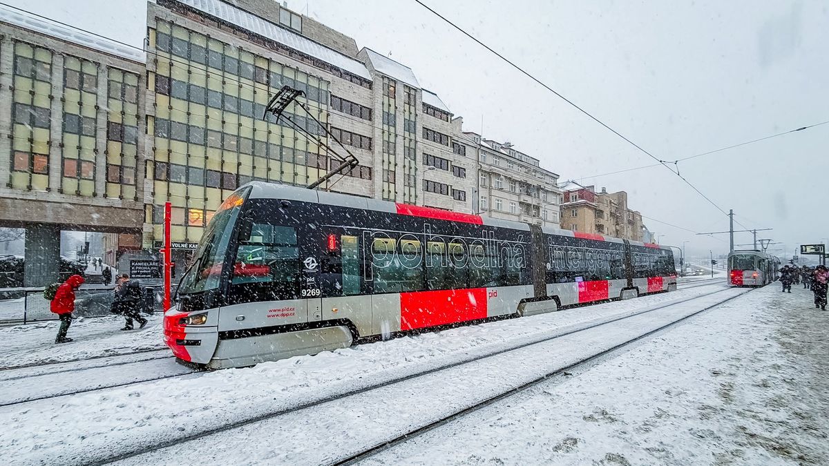 Na útočného tramvajáka chodily stížnosti. Nejsem vyšetřovatel, hájí ho nadřízený