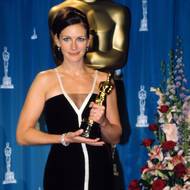 Julia Roberts v róbě od Valentina na předávání Oscarů v roce 2001.