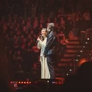 „Dobrý večer. Ahoj Patriku,“ sdělila směrem do nebe další účinkující Dasha. Přednesla hit Být stále mlád.