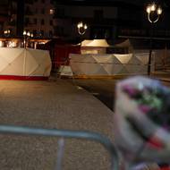 Dvě svědkyně řekly BFMTV, že na večírku viděly barmana, jak nese na ramenou svou kolegyni, která držela v láhvi zapálenou svíčku. Od svíčky se podle nich vznítil dřevěný strop, přičemž plameny se rychle rozšířily a strop se zřítil. 