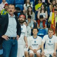 Vlevo je Martin Hofmann jako basketbalový trenér Marek.