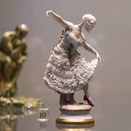 Porcelánová plastika Danse macabre od Terezy Eisnerové z roku 2018.