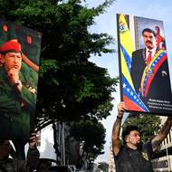 Sympatizanti prezidenta s jeho portrétem a s portrétem předchozího prezidenta Huga Cháveze.