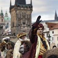 S průvodem šli také hudebníci a trubači. Provázely ho stovky lidí, převážně rodiny s dětmi i turisté.