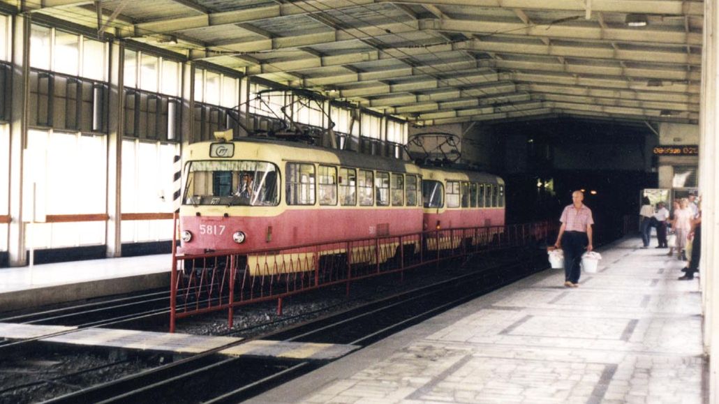 Pod Prahou měly původně jezdit podzemní tramvaje. Metro ale zvítězilo