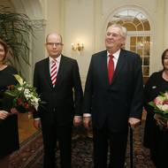 V roce 2016 poobědval s prezidentem Milošem Zemanem na lánském zámku premiér Bohuslav Sobotka. I tehdy oba politiky doprovázeli jejich manželky.