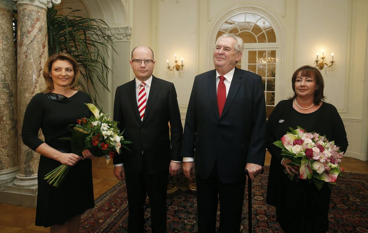 V roce 2016 poobědval s prezidentem Milošem Zemanem na lánském zámku premiér Bohuslav Sobotka. I tehdy oba politiky doprovázeli jejich manželky.