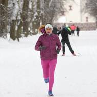 Přestože ve většině případů lidé vyrazili hlavně běžkovat, zahlédnout šlo i běžce.