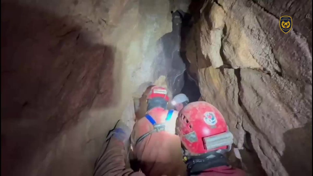 „Kluci, máte připravená nosítka?“ Hasiči ukázali video ze zásahu v jeskyni