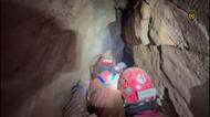 „Zklidni to, prodejchni to.“ Hasiči ukázali video, jak dostávali muže z jeskyně