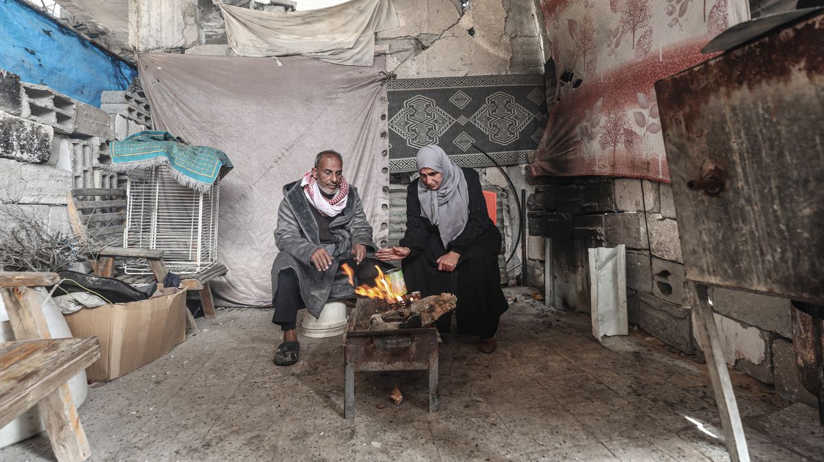 Fotky: V zimě ve stanech a v troskách. Lidé v Gaze hledají, kde se zahřát