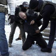 Svědci pro NYT popsali, jak skupina federálních agentů narazila v pondělí odpoledne svým vozidlem do auta, které se snažili zastavit. A zatímco policisté mluvili s řidičem, okolo se začal shromažďovat dav sousedů a aktivistů, kteří agenty natáčeli, mnozí z nich pískali a křičeli.Někteří házeli na policisty sněhové koule a jejich vozidla zasypávali lahvemi s vodou. Agenti použili pepřový sprej a slzný plyn.