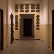 Příčka s dekorativním zasklením.