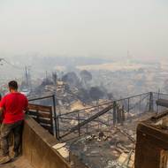 Loni při nich v Chile přišlo o život přes 100 lidí a zničeno nebo poškozeno bylo přibližně 15 tisíc domů, upozornila agentura DPA.